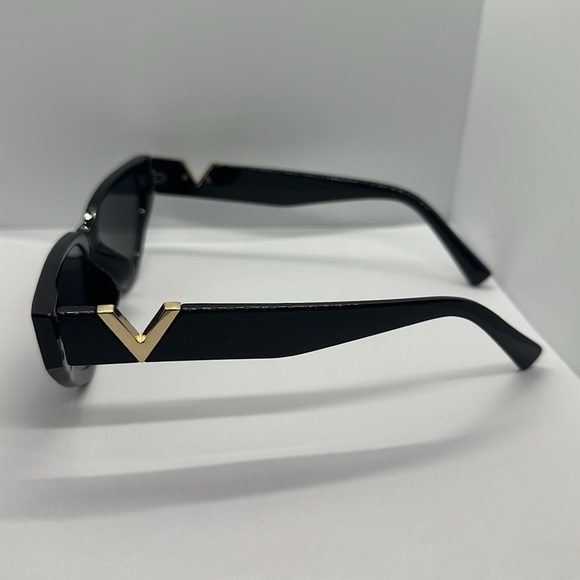 Black Cat Eye Sunglasses Gold V Detail UV Protection Trendy Chic Sunnies main image 15